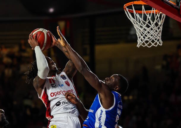 More information about "Magia di Iroegbu sulla sirena: la Openjobmetis silura Brescia in rimonta"