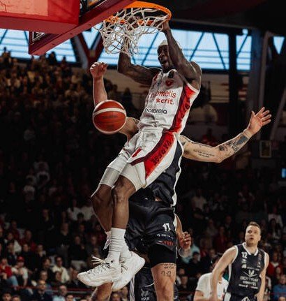 More information about "I lampi della Openjobmetis inceneriscono Tortona"