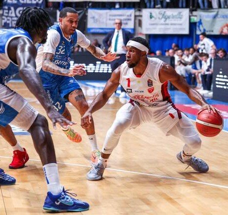 More information about "Il derby scappa di mano alla Openjobmetis: decidono le triple di Cantù nei 2′ finali"
